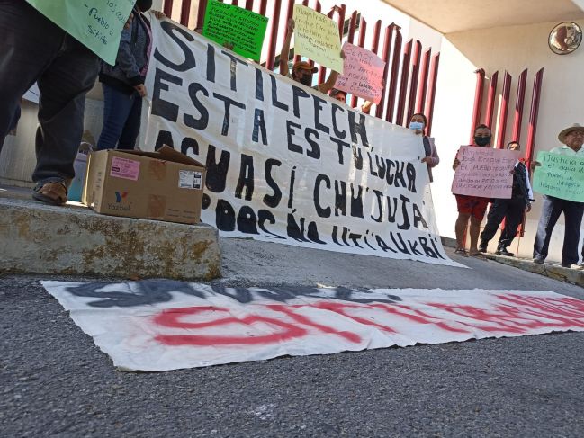 En protesta contra granja porcícola, pobladores de Sitilpech entregan ''regalo'' de Navidad a magistrado